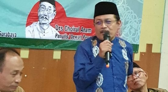 Prof Achmad Zahro (tengah).