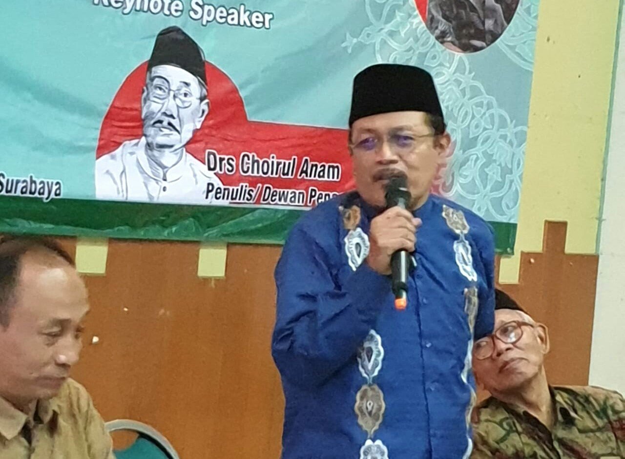 Prof Achmad Zahro (tengah).