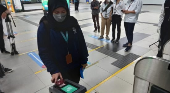 Kartu Transportasi dan Aplikasi Terintegrasi JakLingko Kartu Transportasi dan Aplikasi Terintegrasi JakLingko