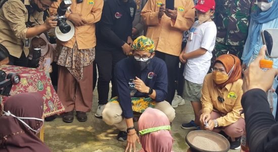 Emak-Emak Curhat dengan Sandiaga, Kunjungan ke Desa Cikolelet