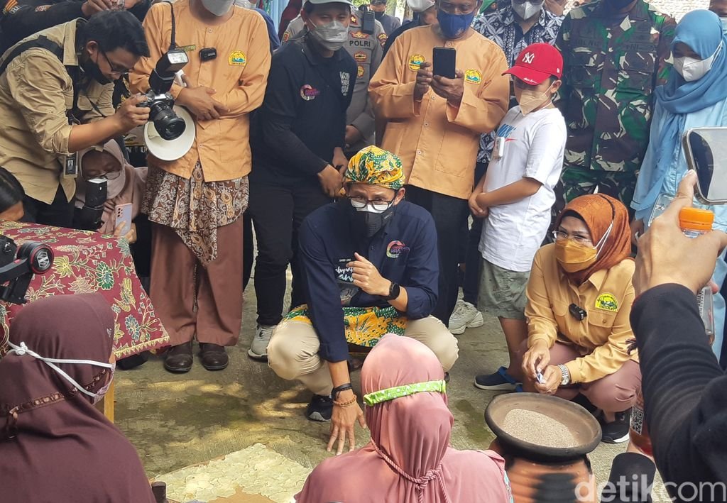 Emak-Emak Curhat dengan Sandiaga, Kunjungan ke Desa Cikolelet