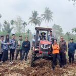 Cindy Monica Salsabila Setiawan Serahkan Bantuan Traktor Roda Empat untuk Tingkatkan Produktivitas Petani di Nagari Sitanang