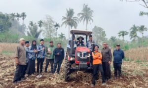 Cindy Monica Salsabila Setiawan Serahkan Bantuan Traktor Roda Empat untuk Tingkatkan Produktivitas Petani di Nagari Sitanang